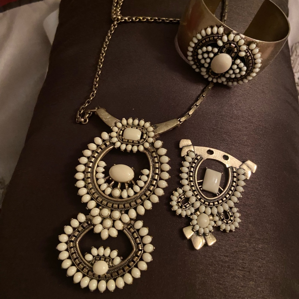 Elegant Cream and Gold Jewelry Set